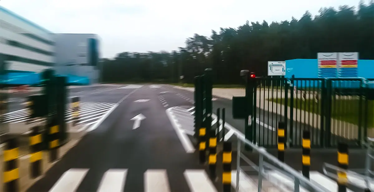 Zdjęcie wjazdu do Centrum Logistycznego Amazon ze znakiem Truck Yard